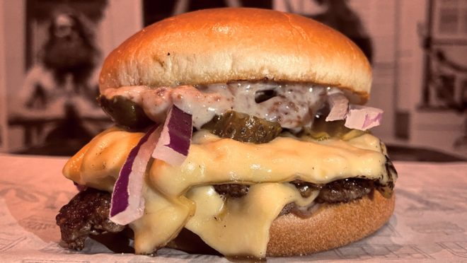 Festival quer tornar o smash burger mais conhecido em Curitiba e traz combos a partir de R$ 25,90 Smash Festival quer tornar o smash burger mais conhecido