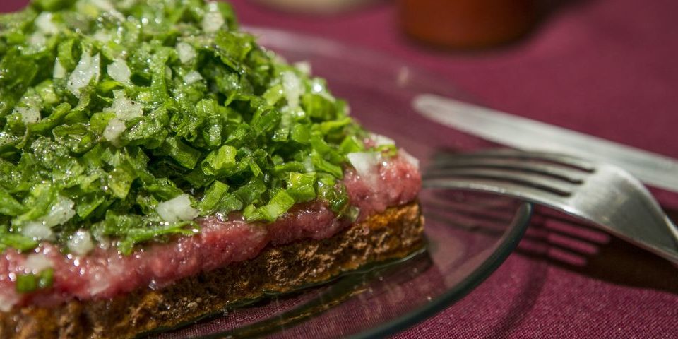 No aniversário de Curitiba, saiba quais são as comidas que são a cara dos moradores da capital carne de onça – Bar Martelo