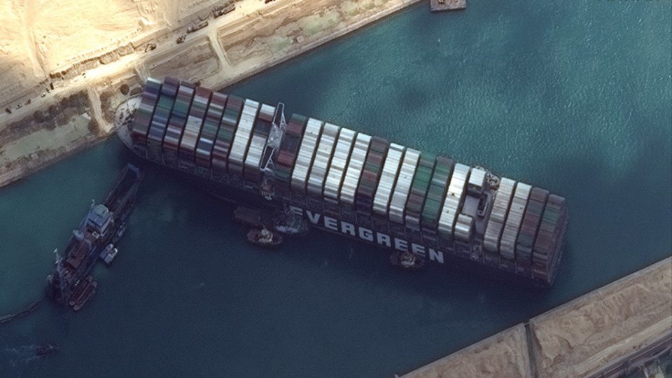 Tentativa de alargar Canal de Suez fracassa e navio segue encalhado após 5 dias Esta imagem de satélite divulgada pela Maxar Technologies mostra rebocadores e dragas tentando libertar o MV Ever Given em 26 de março de 2021, no Canal de Suez.