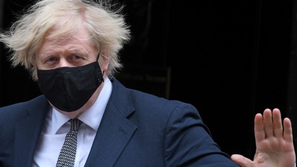Em conversa telefônica, Johnson e Biden discutem sanções impostas à China O primeiro-ministro da Grã-Bretanha, Boris Johnson, usando uma máscara facial para combater a propagação do coronavírus, deixa 10 Downing Street no centro de Londres em 24 de março de 2021, para participar da sessão semanal de Perguntas do Primeiro Ministro (PMQs) na Câmara dos Comuns. Imagem ilustrativa.