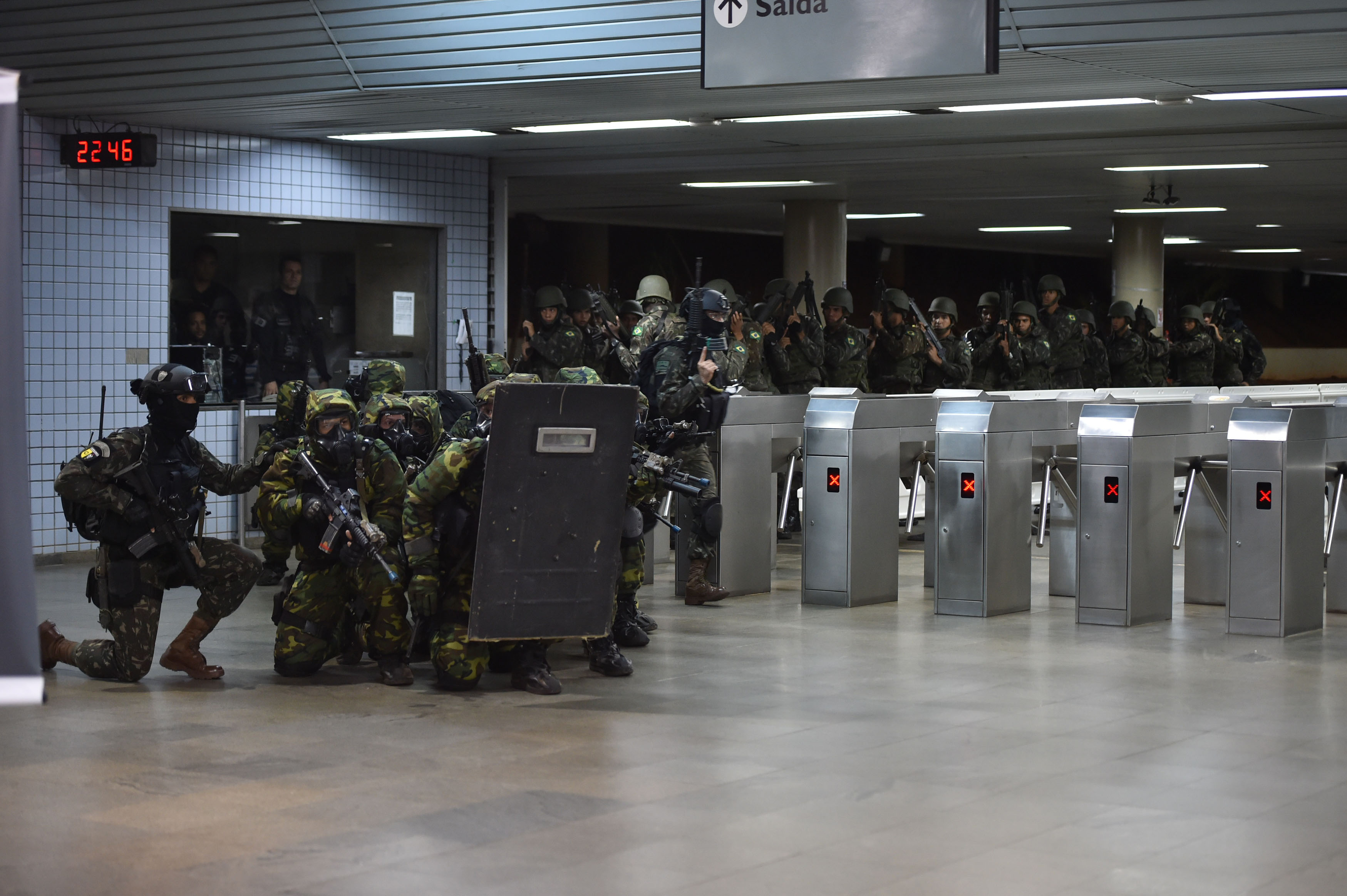 Soldados fazem treinamento antiterrorismo em preparação para a Olimpíada de 2016