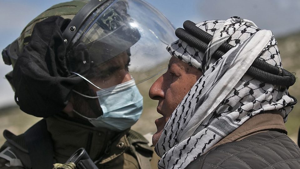 O viés midiático anti-Israel Um homem palestino confronta um soldado israelense durante um protesto contra o estabelecimento de postos avançados israelenses em terras palestinas, em 26 de março de 2021 em Beit Dajan.