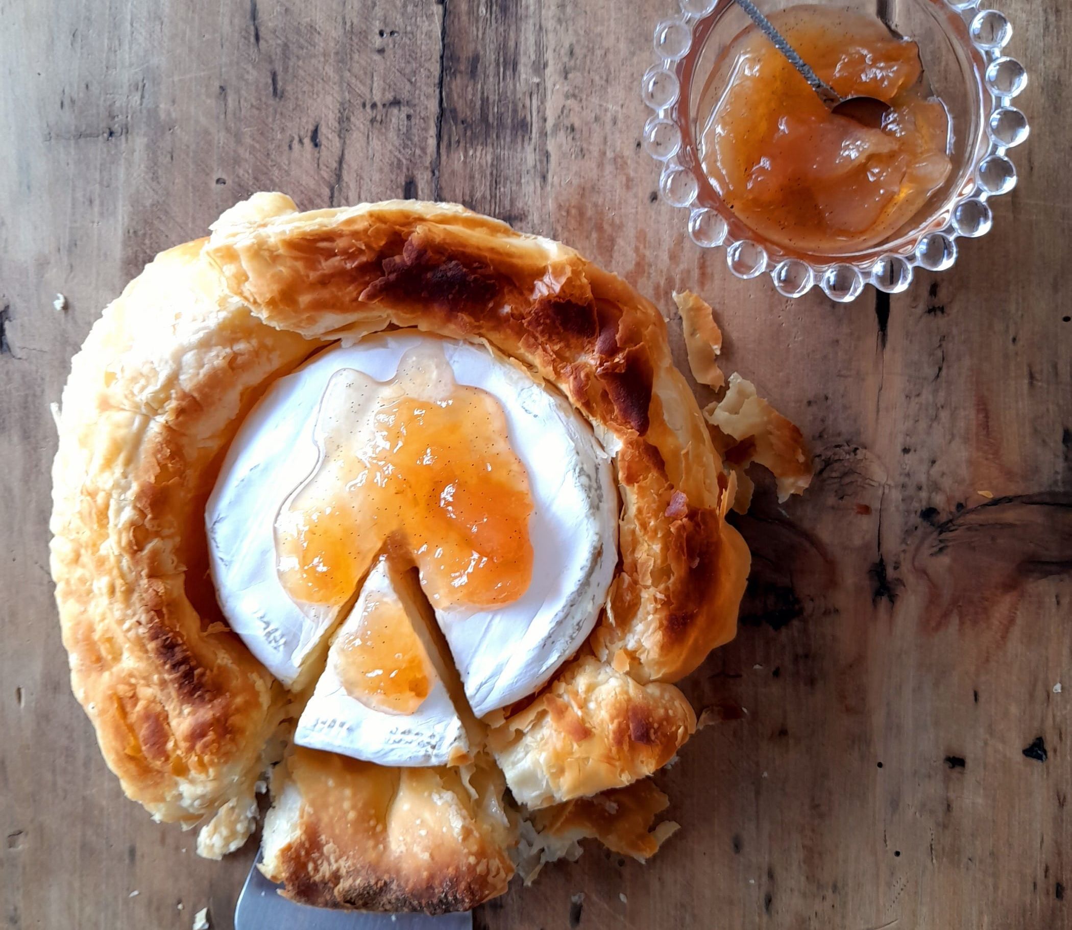 Camembert folhado com geleia de pera e baunilha Bourbon, do Empório Rosmarino. Camembert folhado com geleia de pera e baunilha Bourbon, do Empório Rosmarino.