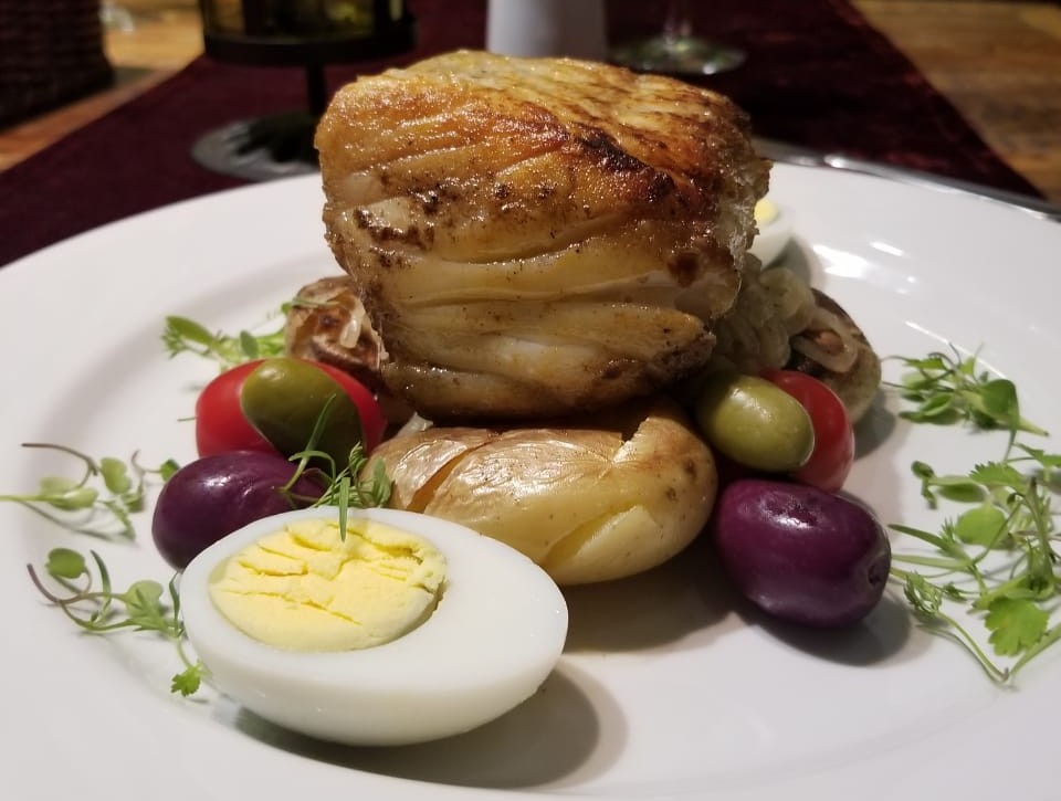 Lombo de bacalhau com ovos, azeitonas, batata e cebola. Foto: Divulgação Lombo de bacalhau com ovos, azeitonas, batata e cebola. Foto: Divulgação