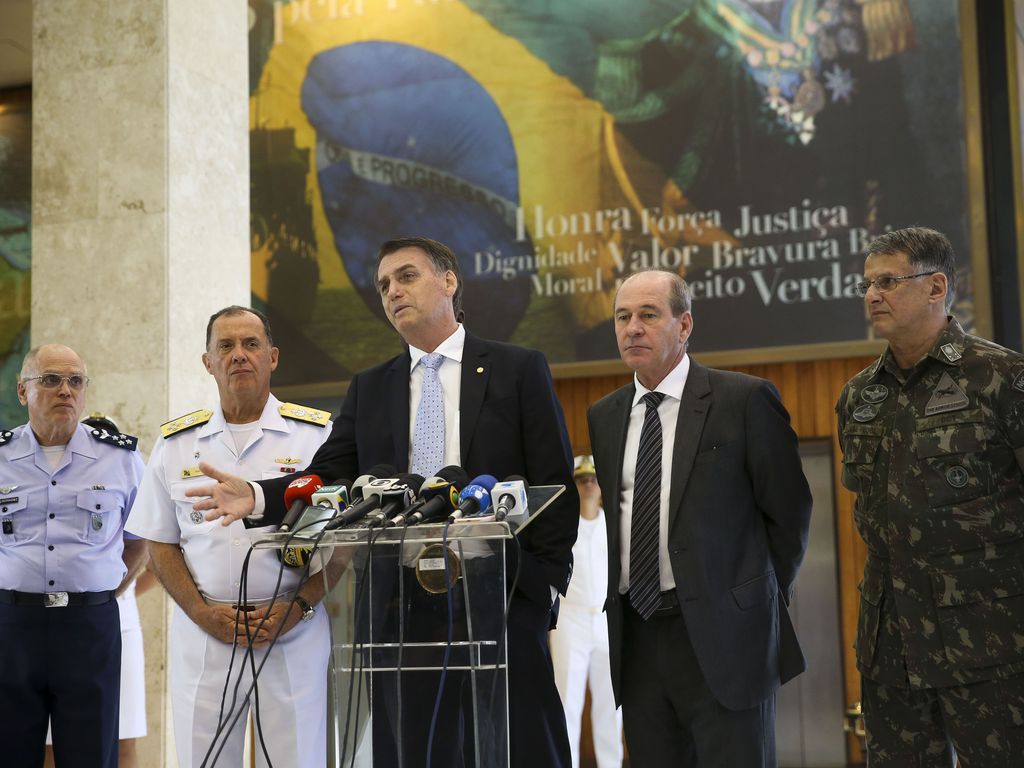 Presidente Jair Bolsonaro, o ex-ministro da Defesa, Fernando Azevedo e Silva, e os agora ex-comandantes das Forças Armadas, falam com a imprensa.