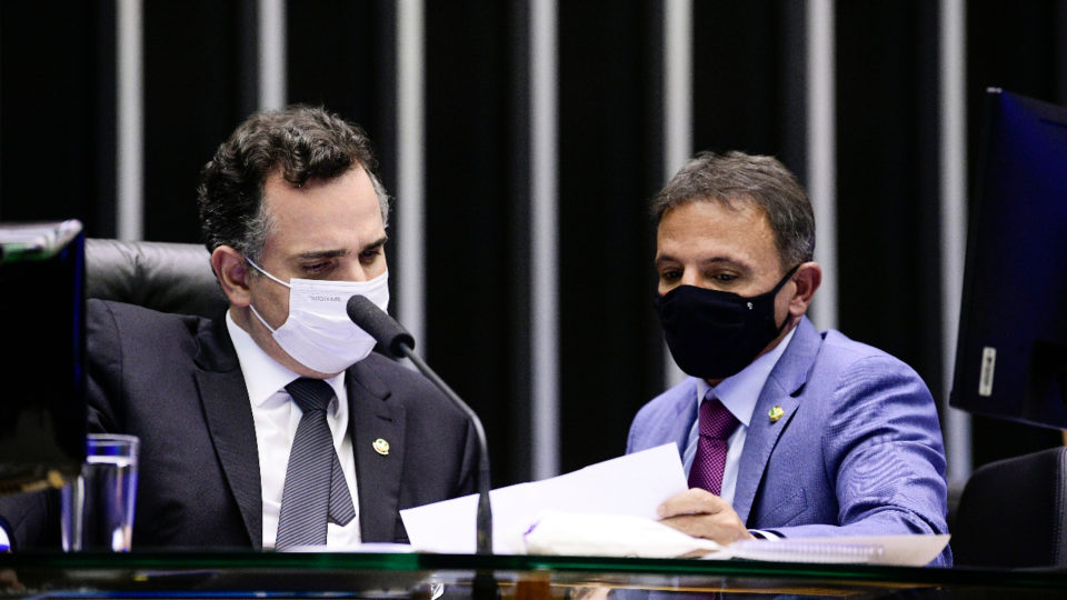 O Orçamento de 2021 deveria ser um escândalo nacional O presidente do Senado, Rodrigo Pacheco (DEM-MG), e o relator do Orçamento, Marcio Bittar (MDB-AC): Congresso cortou despesas obrigatórias (que têm de ser pagas) para inflar emendas parlamentares.