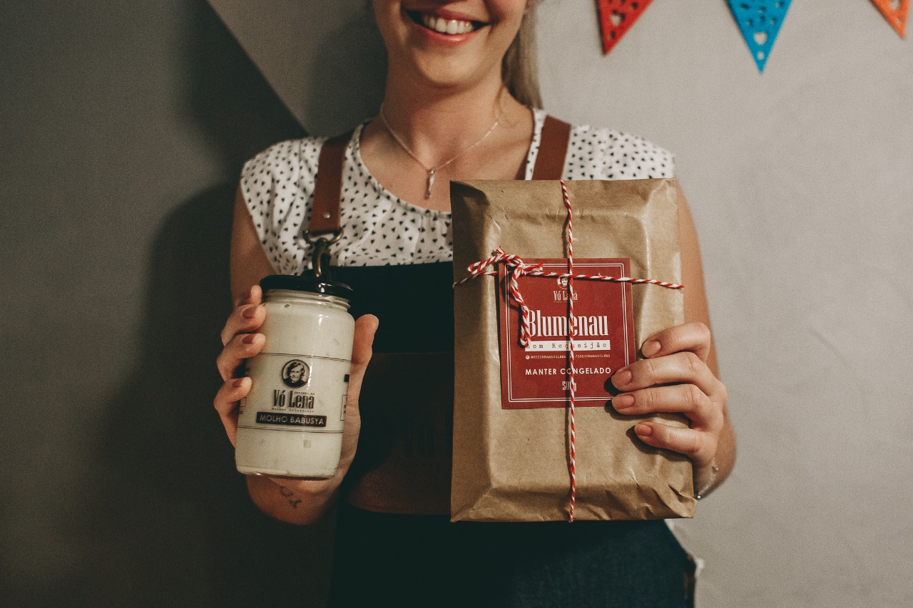 Molho Babusya e embalagem personalizada para entrega do pierogi congelado. Foto: Kau Momoli Molho Babusya e embalagem personalizada para entrega do pierogi congelado. Foto: Kau Momoli