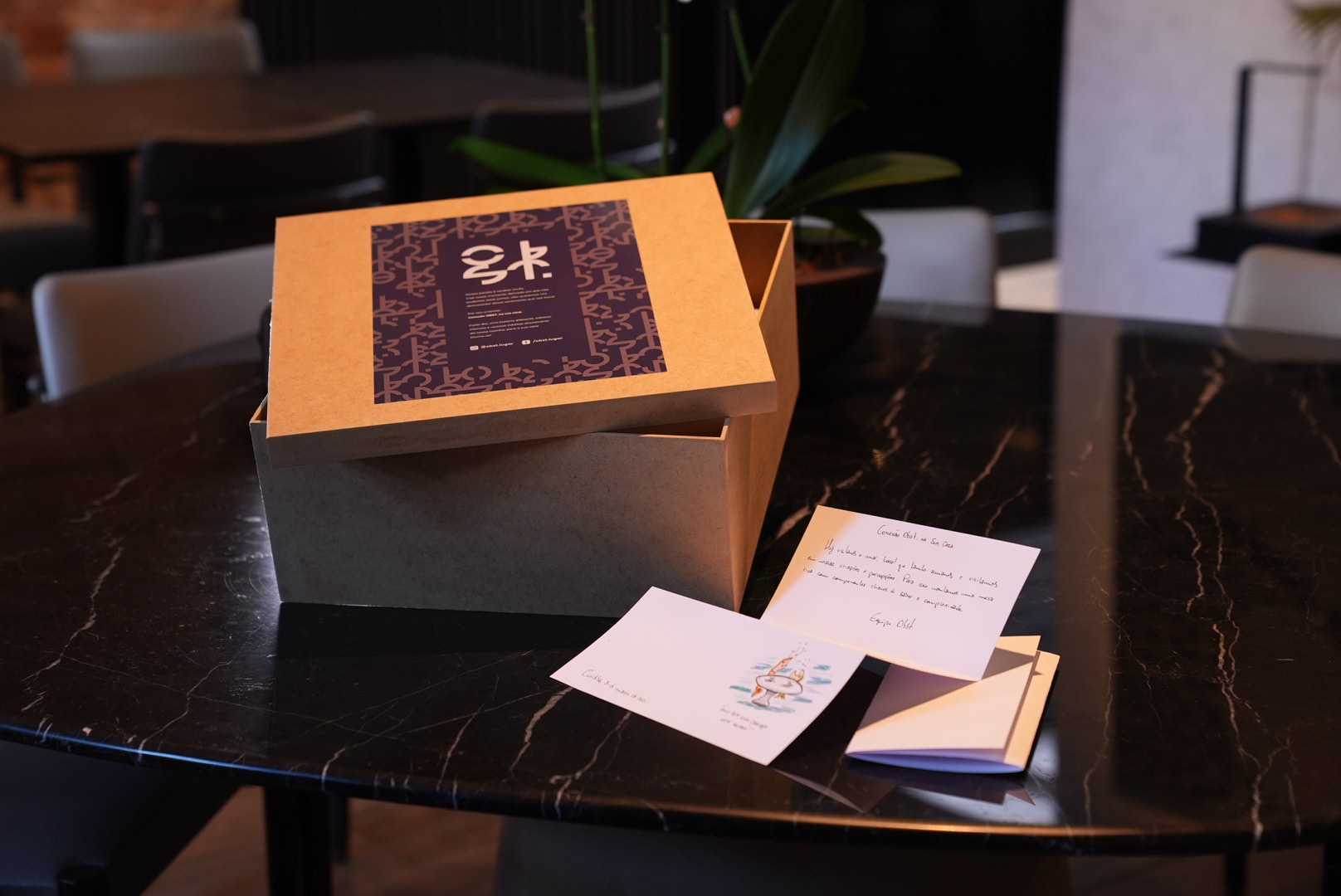 O menu degustação de Lênin Palhano é entregue em caixa personalizada. Foto: Estanis Neto O menu degustação de Lênin Palhano é entregue em caixa personalizada. Foto: Estanis Neto