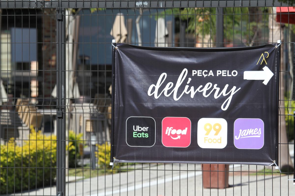 Plataformas renovam benefícios para amparar restaurantes em dificuldades.