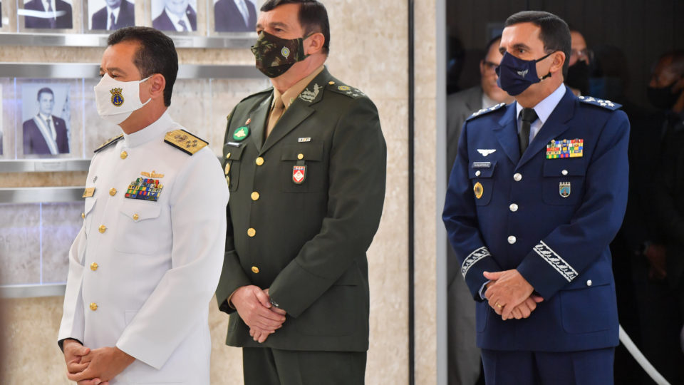Os novos comandantes da Marinha, almirante Almir Garnier Santos; do Exército, general Paulo Sérgio Nogueira; e da Força Aérea, brigadeiro Carlos Baptista Júnior.
