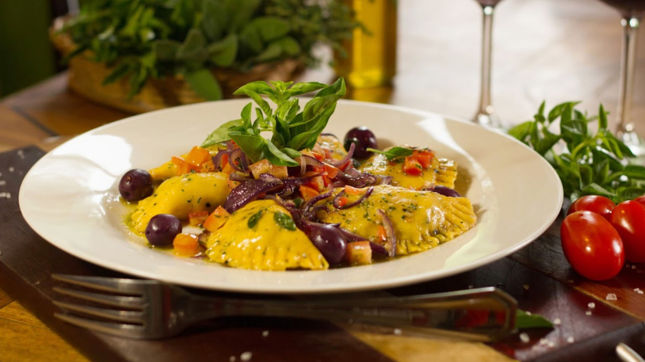 Mezzelune di baccalà (ravióli recheado com bacalhau desfiado, batata e nata, finalizado com azeitona preta , tapenade de azeitonas pretas, cebola, e pimentão vermelho), do restaurante Limoeiro.
