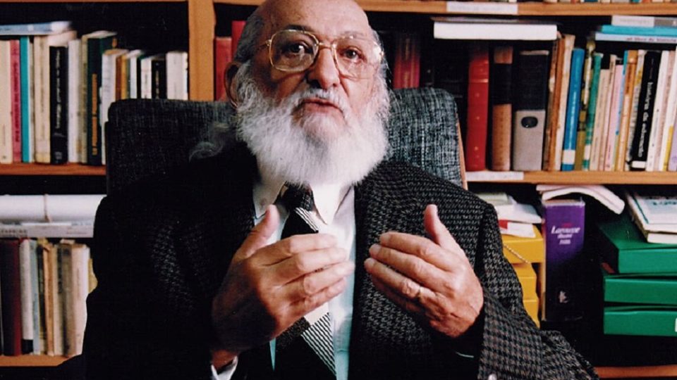 Paulo Freire: 100 anos do autor que levou a política para a sala de aula Paulo Freire ganhou notoriedade com suas jornadas de alfabetização no sertão nordestino, no começo dos anos 60.