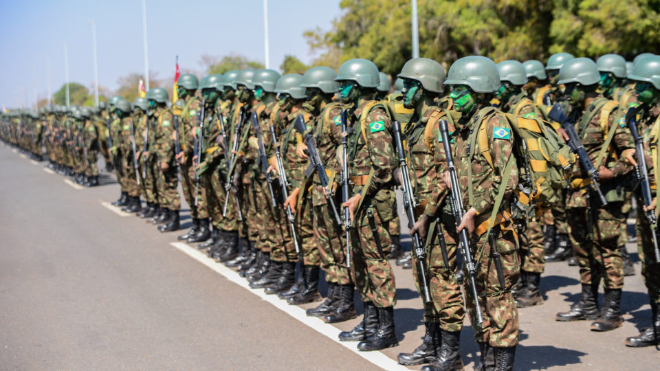 Formação militar em comemoração ao Dia do Soldado, em Brasília: Forças Armadas cumprem papel estabilizador nas democracias.