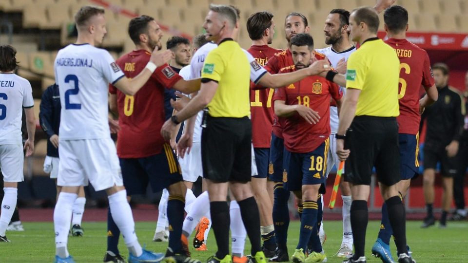 Rusgas diplomáticas nas eliminatórias para a Copa do Mundo Jogadores dos times da Espanha e do Kosovo e árbitros se cumprimentam após partida eliminatória para a Copa do Mundo de Futebol de 2022 no Estádio Olímpico La Cartuja, em Sevilha, 31 de março