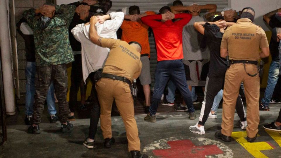 “Vamos pegar pesado”, diz Ratinho Jr sobre operações contra festas clandestinas Festa clandestina encerrada pela PM em Curitiba.