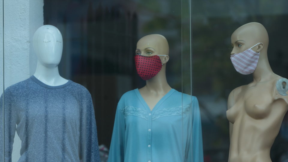 “Ou você usa máscara ou vai faltar UTI” Comércio de rua de Curitiba durante a pandemia de Covid-19. Imagem ilustrativa.