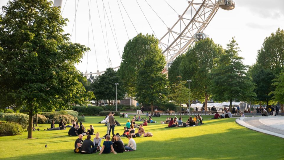 Londres começa a reabrir