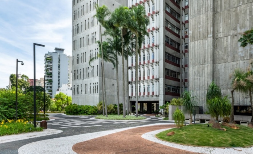 Parte da praça privativa com jardins assinados por Burle Marx em edifício de São Paulo. Parte da praça privativa com jardins assinados por Burle Marx em edifício de São Paulo.