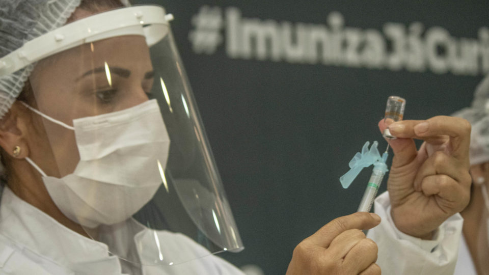 Em cada 10 paranaenses, 9 pretendem tomar a vacina contra o coronavírus Ritmo da campanha de vacinação é ditado pelo envio de doses pelo Ministério da Saúde