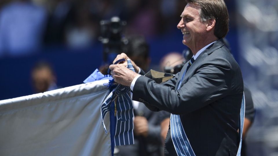 Centrão pressiona Bolsonaro por mudança no comando de mais dois ministérios Centrão pressiona Bolsonaro a trocar o comando nos Ministérios do Meio Ambiente e da Educação.
