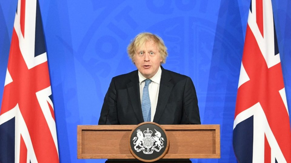 Testagem gratuita, vacinas, restrições de viagens: as estratégias da Inglaterra para reabertura O primeiro-ministro do Reino Unido, Boris Johnson, detalha novas diretrizes para o combate à pandemia, em Londres, 5 de abril