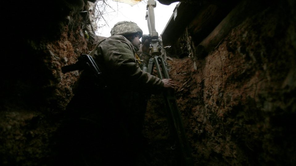 Risco de guerra? Rússia aumenta presença de militares na fronteira com a Ucrânia Soldado ucraniano em posição na linha de frente contra separatistas apoiados pela Rússia, na região de Donetsk, 5 de abril