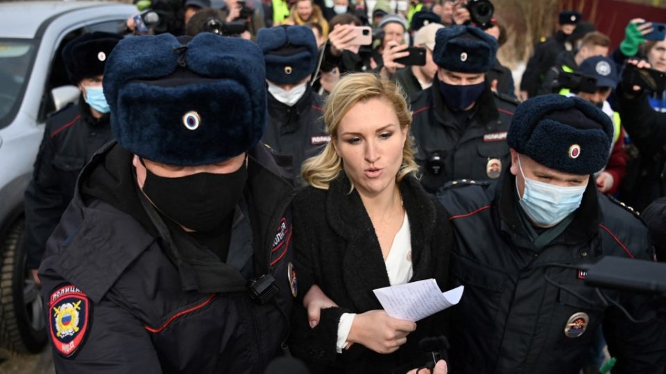 Advogada diz que Navalny está “gravemente doente”; simpatizantes do dissidente são detidos Anastasia Vasilyeva, médica pessoal de Alexey Navalny, é detida por policiais na entrada da colônia penal N2, onde o crítico do Kremlin cumpre sentença de prisão, na cidade de Pokrov, 6 de abril
