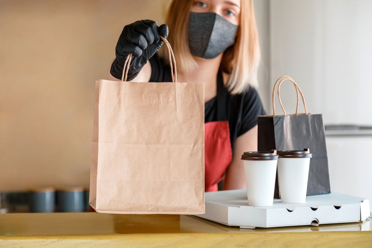 O delivery de alimentos e bebidas movimentou R$ 18 bilhões no ano passado.