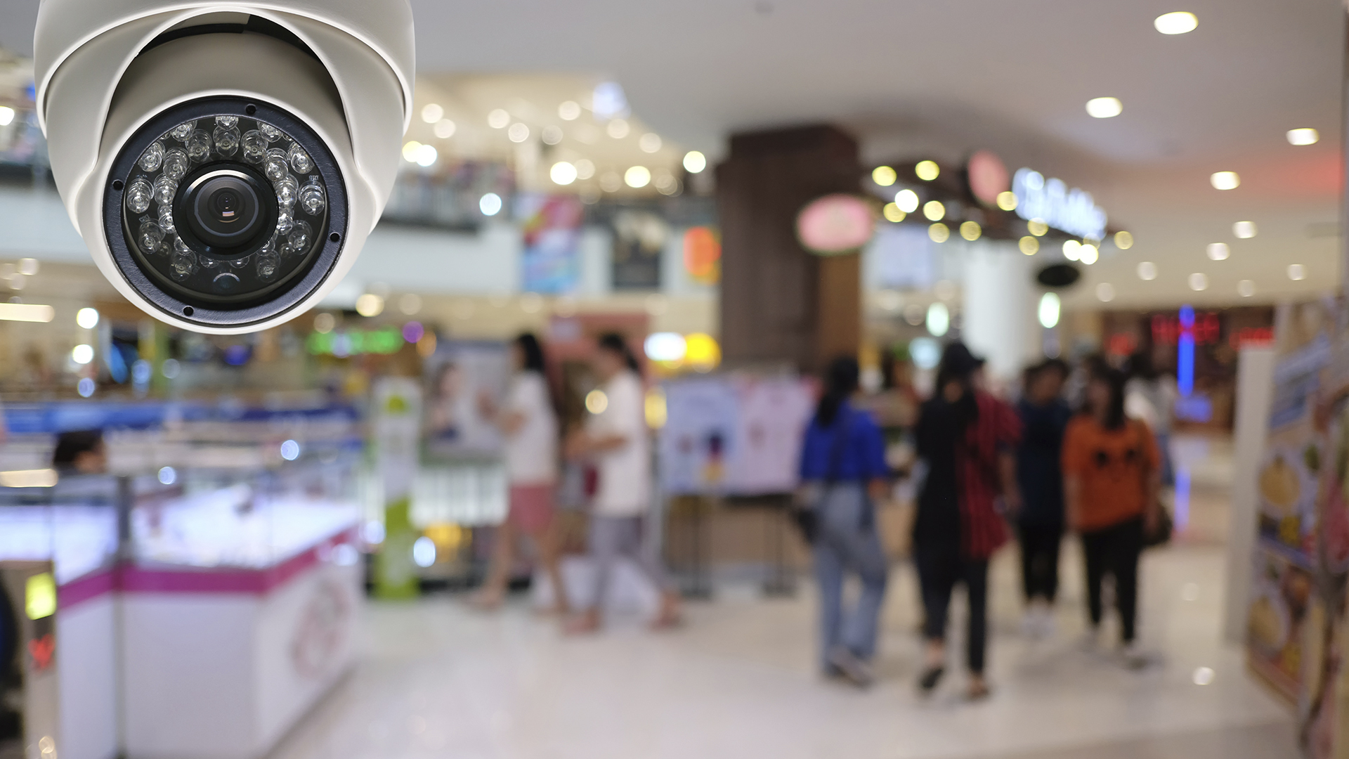 A câmera analítica faz a contagem de pessoas, sabendo quem entrou e saiu da sua empresa.