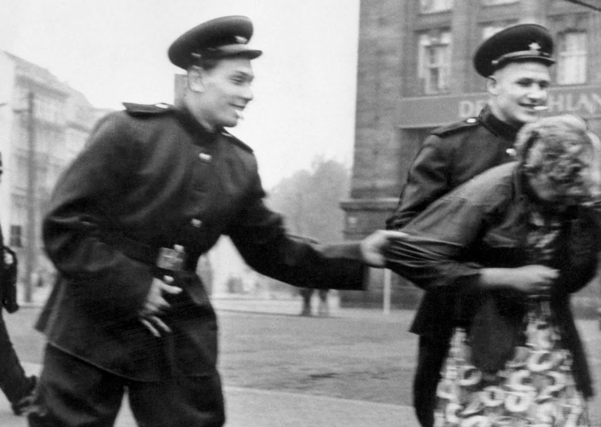 Soldados soviéticos assediam alemã na cidade de Leipzig