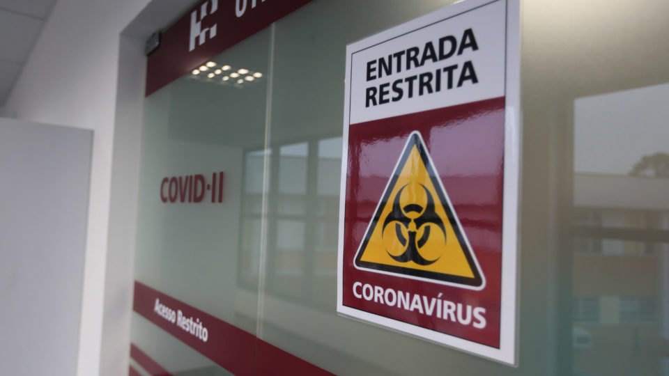 Dados da secretaria de saúde do estado indicam 433 novas mortes por Covid-19. Número se refere a óbitos ocorridos entre janeiro e abril