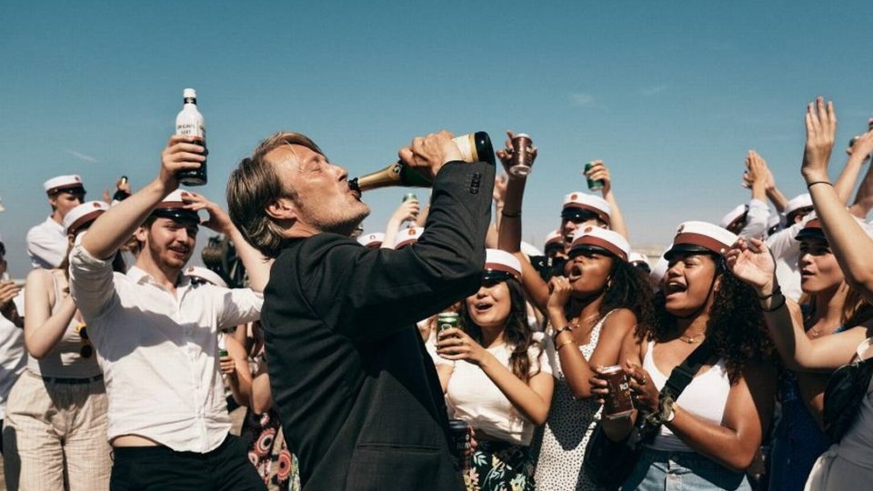 “Druk”, de Thomas Vinterberg: o Dogma 95 e a genialidade do cinema dinamarquês Cena de "Druk - Mais uma rodada", de Thomas Vinterberg.
