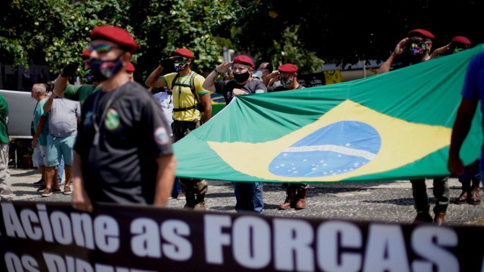 Apoiadores do presidente Bolsonaro se reúnem em Copacabana, no Rio: aplicação da Lei de Segurança Nacional gera controvérsia.