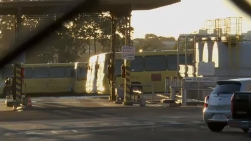 Pandemia gera crise no transporte coletivo, com greves em Londrina, Maringá e Ponta Grossa Em Londrina, os ônibus não saíram das garagens na manhã desta sexta-feira