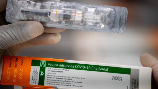 Remessas do imunizante entregues em março apresentaram diferença na quantidade de doses disponíveis e das doses usadas Remessas do imunizante entregues em março apresentaram diferença na quantidade de doses disponíveis e das doses usadas