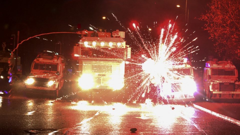 Insatisfação com Brexit provoca protestos violentos na Irlanda do Norte Fogos de artifício atirados contra policiais explodem em veículos da polícia quando os agentes usavam jatos d’água para dispersar protesto de jovens nacionalistas em Belfast, 8 de abril