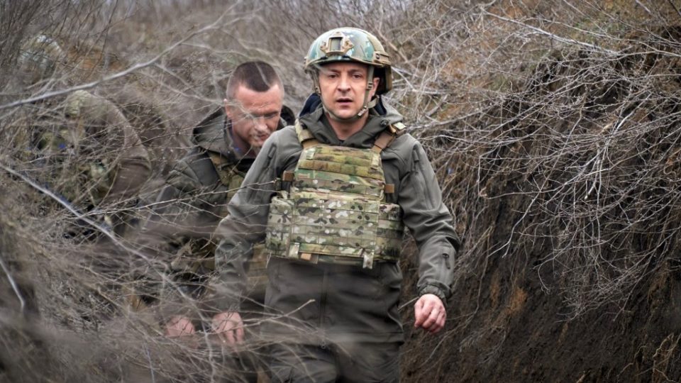 Rússia ameaça usar a força para proteger seus cidadãos na Ucrânia O presidente da Ucrânia, Volodymyr Zelensky, visita a linha de frente do combate com separatistas apoiados pela Rússia em Mariupol, 9 de abril