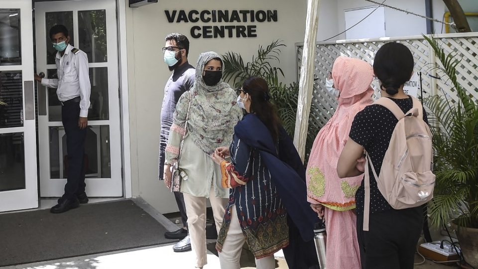 Como está a vacinação em países que permitiram a compra de doses pelo setor privado Pessoas aguardam na fila para receberem uma dose da vacina contra Covid-19 Sputnik V em centro de vacinação em Karachi, Paquistão, 5 de abril