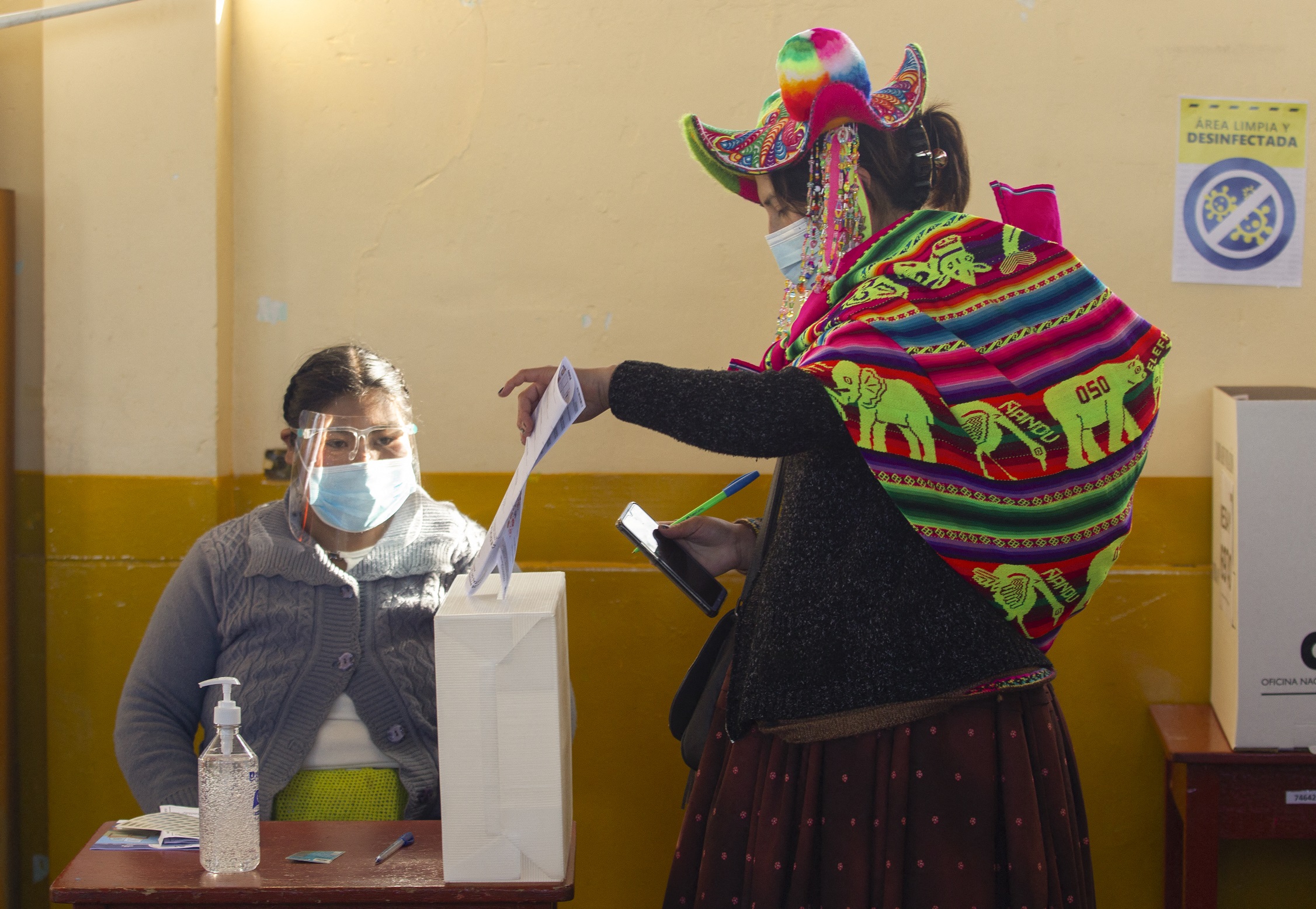 Mulher indígena da etnia quíchua, vestida com trajes típicos, vota em uma seção eleitoral na remota vila rural de Capachica, em Puno, Peru, em 11 de abril de 2021