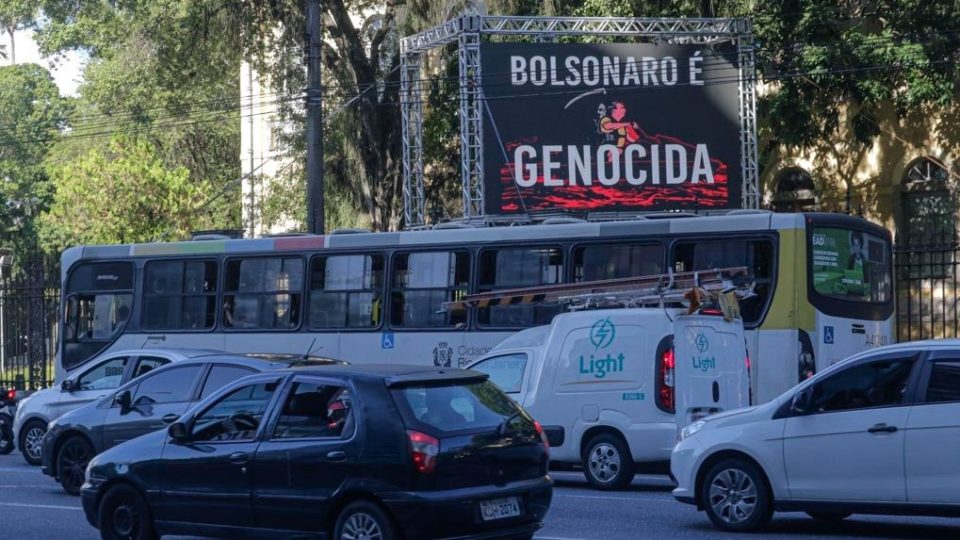 Sindicato faz manifestação contra Bolsonaro na UFRJ; deputado denuncia à PF Sindicato de servidores promove manifestação contra Bolsonaro dentro de campus da UFRJ