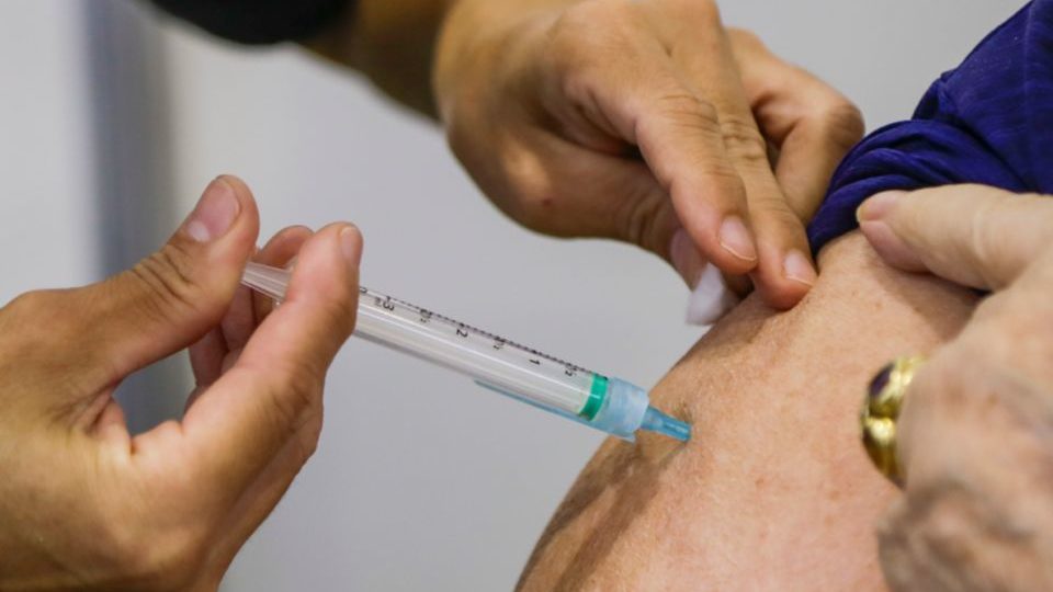 Justiça condena Distrito Federal a pagar indenização por falsa aplicação de vacina Na hora de receber a vacina contra a Covid-19, a agulha foi introduzida braço do idoso, mas não foi feita a inoculação. Imagem ilustrativa.