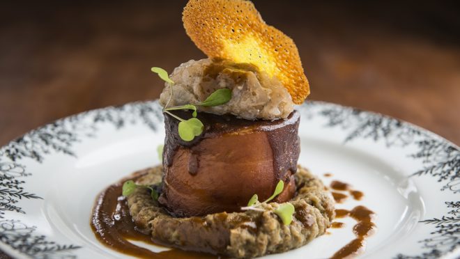 Barriga de porco recheada de matambre bovino, tartar de camarão, molho de gelatina de camarão e leitão e musseline de berinjela defumada – das combinações improváveis do Gianttura.