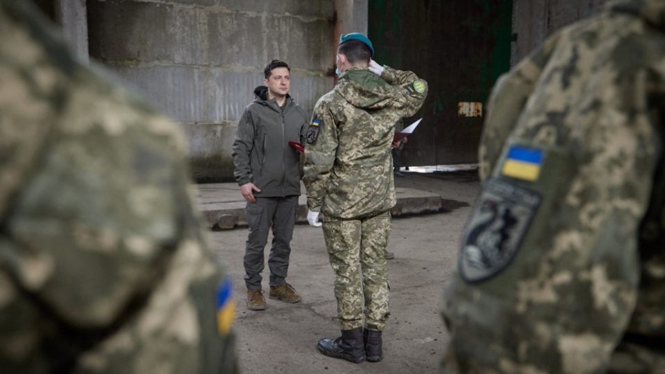 O anticomunismo e um erro comum quando se fala do leste europeu Foto do Serviço de Imprensa Presidencial Ucraniano em 9 de abril de 2021 mostra o presidente ucraniano Volodymyr Zelensky (à esquerda) congratulando soldados não muito longe da linha de frente com separatistas apoiados pela Rússia na região de Mariupol.