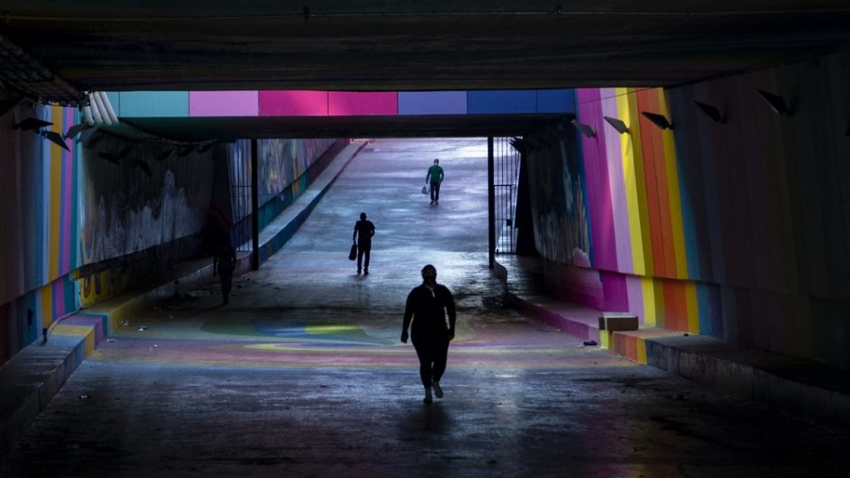 Alternativas baratas e eficazes podem funcionar melhor que o lockdown Pessoas de máscaras caminham no centro de Santiago após o Chile decretar medidas de restrição mais rígidas para conter a propagação da Covid-19, 16 de abril