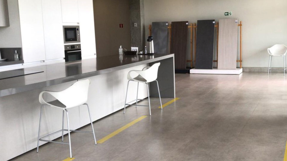 Pós-pandemia o escritório deve ser espaço de integração e colaboração, com ambientes que propiciem encontros, como amplas áreas de café como a que já existe na Interprint