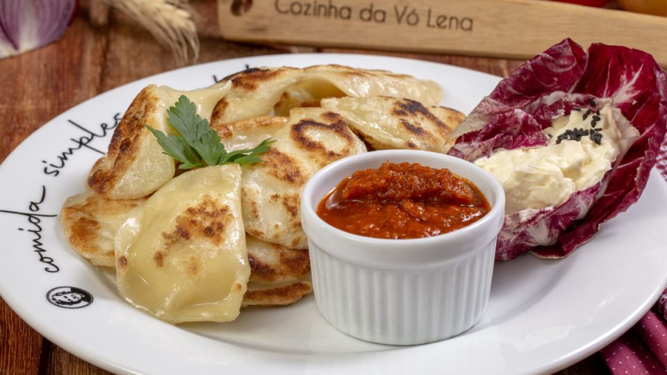 Pierogi tostadinho é atração de novo restaurante de Curitiba, o Cozinha da Vó Lena Pierogi da Cozinha da Vó Lena.