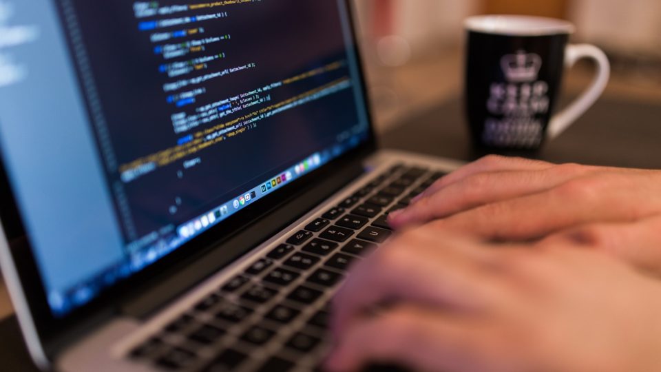 Inovação e simplicidade: como a SmartHint despertou a atenção do Magazine Luiza Fundada em 2017, em Curitiba, a SmartHint é uma plataforma de inteligência de dados e busca inteligente para o e-commerce.