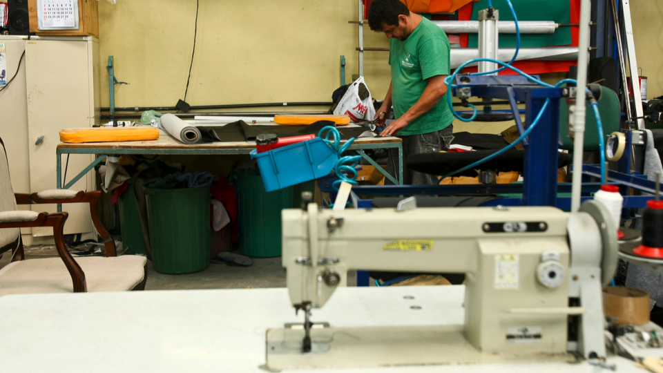 Número de acordos de suspensão de contratos ou redução de jornada passa dos 506 mil Os dados mostram ainda que o setor de serviços é que o mais aderiu à reabertura do BEm até o momento, com 271.151 acordos (52,56%).