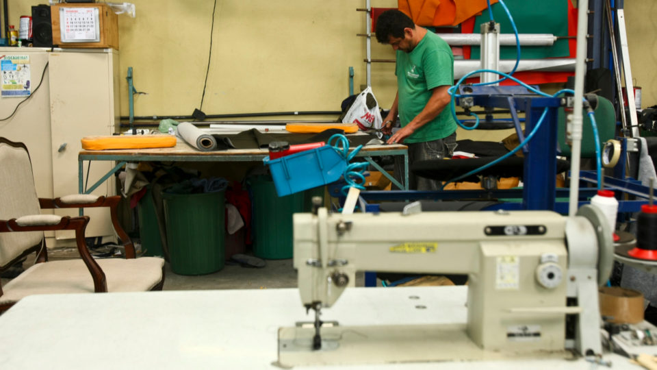 FGV melhora projeção para o trimestre, mas vê país em “estagflação” Setor de serviços puxou indicadores de atividade econômica para cima em fevereiro, mas deve apresentar queda nos números de março.