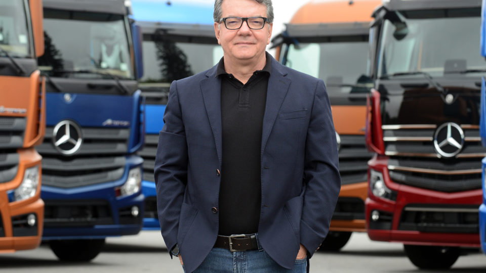 Mercedes-Benz e Liga Ventures lançam programa de aceleração de startups Roberto Leoncini é vice-presidente de Vendas e Marketing Caminhões e Ônibus na Mercedes-Benz do Brasil. A iniciativa da empresa vai selecionar startups e acelerar soluções por meio de mentorias com executivos da Mercedes e especialistas da Liga Ventures.